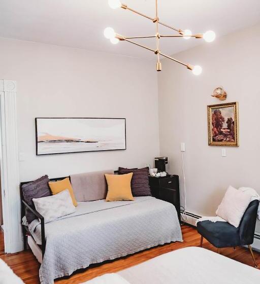 스탠다드 룸, The Montague Rose Inn & Cafe