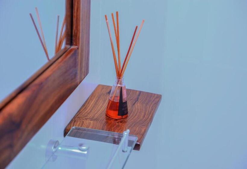 اتاق اکونومی, Les Orchidees