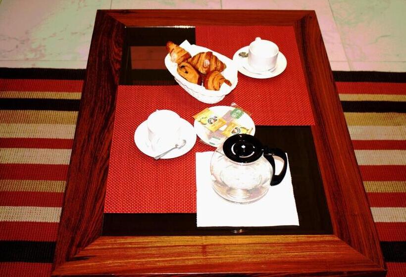 سوییت با چشم‌انداز استخر, Les Orchidees