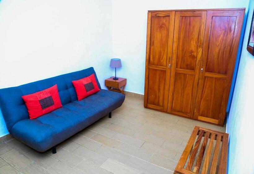 سوییت با چشم‌انداز استخر, Les Orchidees