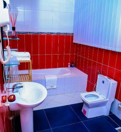 سوییت با چشم‌انداز استخر, Les Orchidees