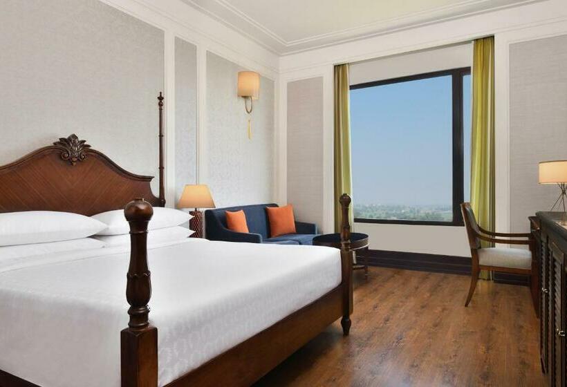 带城市景观和大床的豪华房间, Sheraton Grand Palace Indore