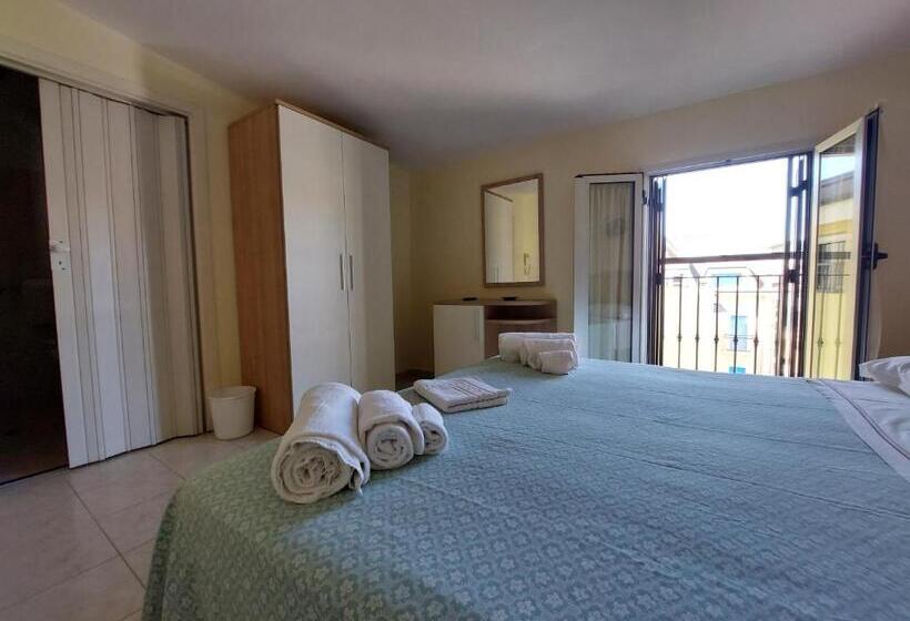 اتاق اکونومی, Villa Aurora