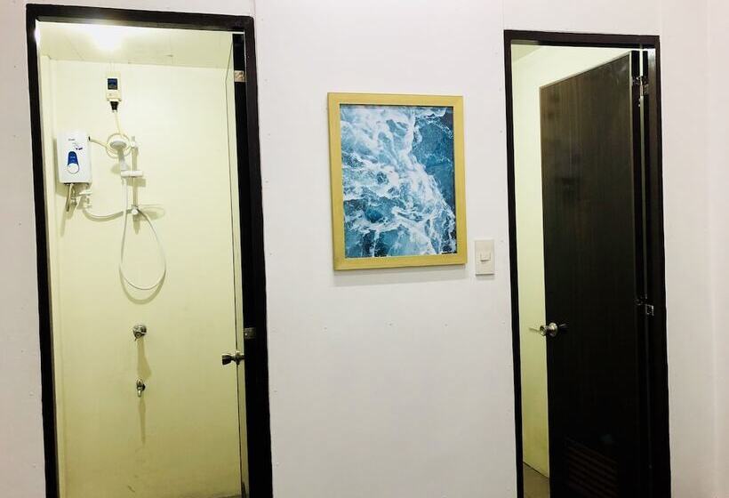 이코노미 쿼드러플룸(공용 화장실), Hometown Hotel Makati Edsa