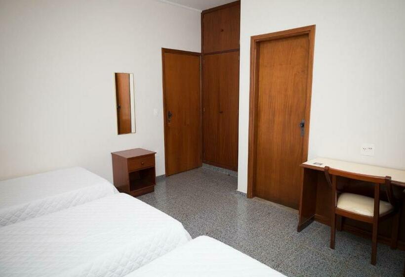 豪华三人间, Real Palace