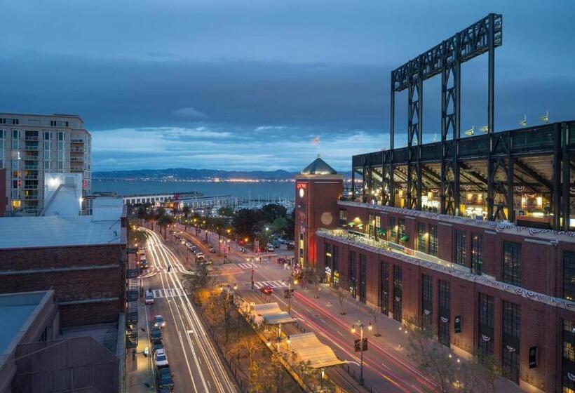 جناح ديلوكس سرير كينج, Via