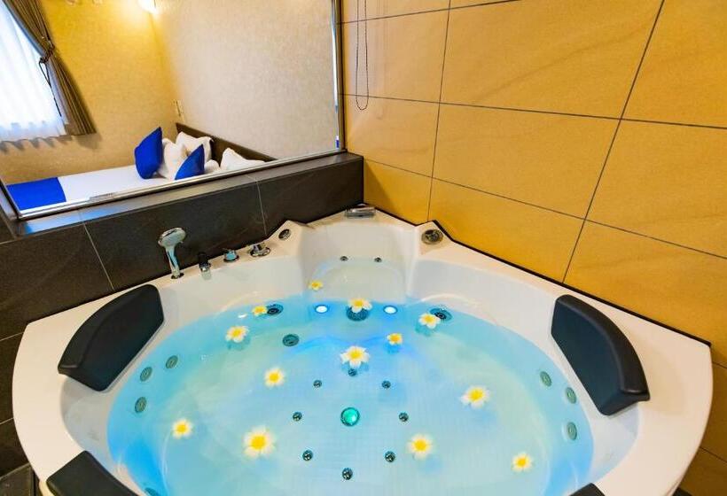 جناح ديلوكس, Kerama Terrace