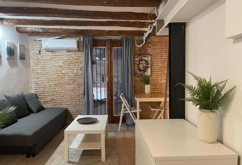 استودیو خانوادگی, The Hipstel Parallel