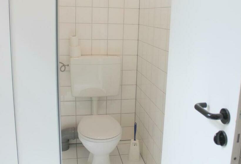 اتاق استاندارد یک تخته با سرویس بهداشتی مشترک, Die Fabrik Hostel