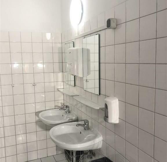 اتاق استاندارد یک تخته با سرویس بهداشتی مشترک, Die Fabrik Hostel