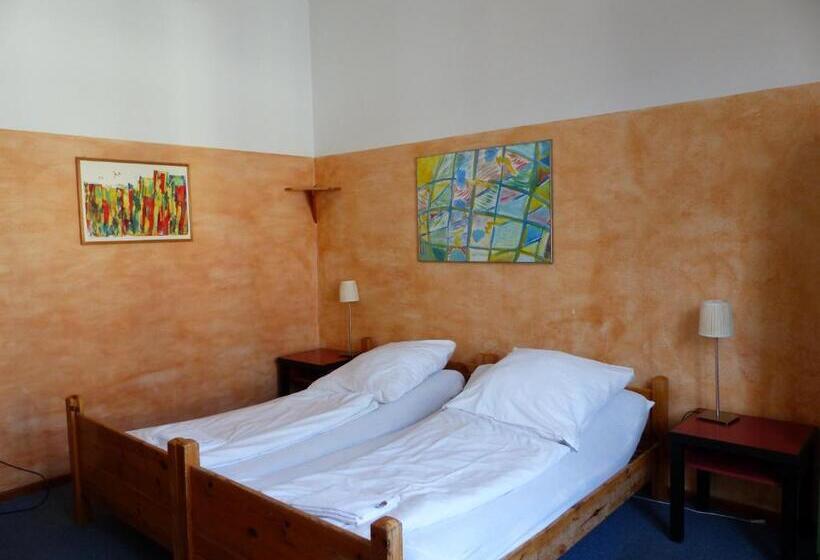 اتاق استاندارد با سرویس بهداشتی مشترک, Die Fabrik Hostel