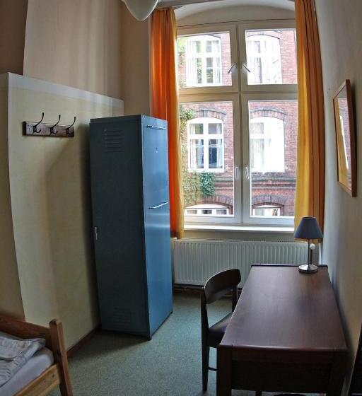 اتاق استاندارد با سرویس بهداشتی مشترک, Die Fabrik Hostel