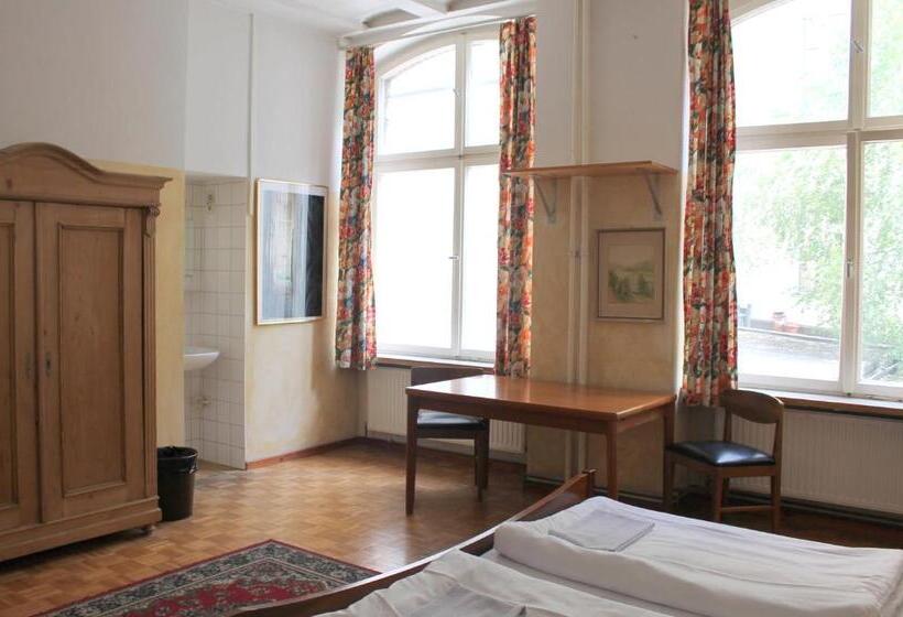 اتاق استاندارد با سرویس بهداشتی مشترک, Die Fabrik Hostel