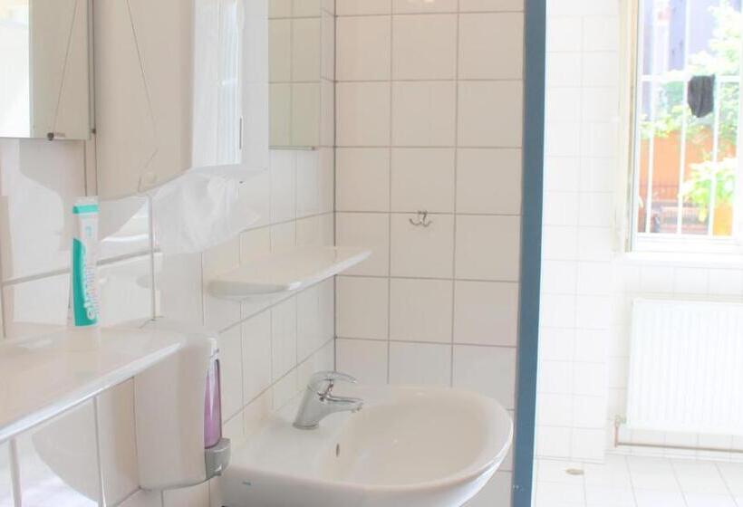 اتاق استاندارد سه تخته با سرویس بهداشتی مشترک, Die Fabrik   Hostel