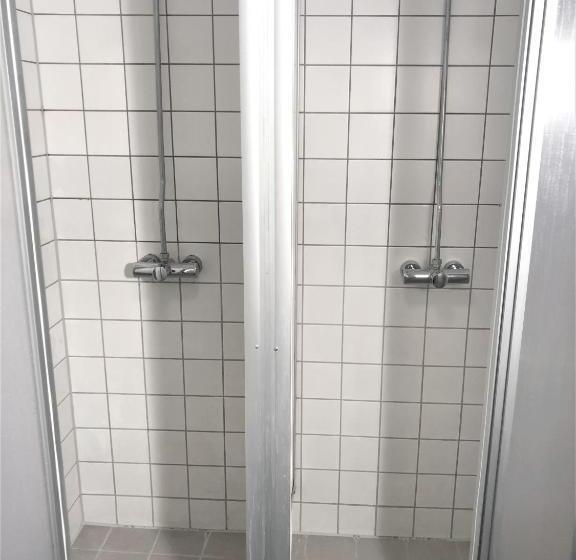 اتاق استاندارد سه تخته با سرویس بهداشتی مشترک, Die Fabrik Hostel