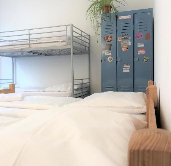 اتاق استاندارد سه تخته با سرویس بهداشتی مشترک, Die Fabrik   Hostel