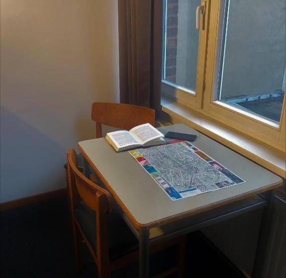 اتاق استاندارد سه تخته با سرویس بهداشتی مشترک, Die Fabrik Hostel