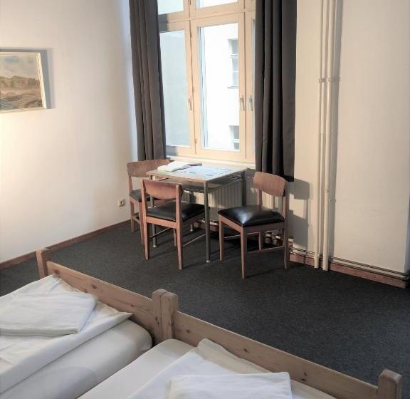 اتاق استاندارد سه تخته با سرویس بهداشتی مشترک, Die Fabrik Hostel