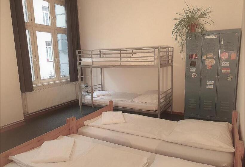 اتاق استاندارد سه تخته با سرویس بهداشتی مشترک, Die Fabrik Hostel