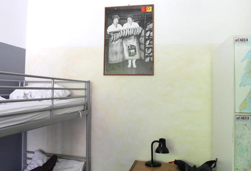 تختخواب در اتاق مشترک, Die Fabrik Hostel
