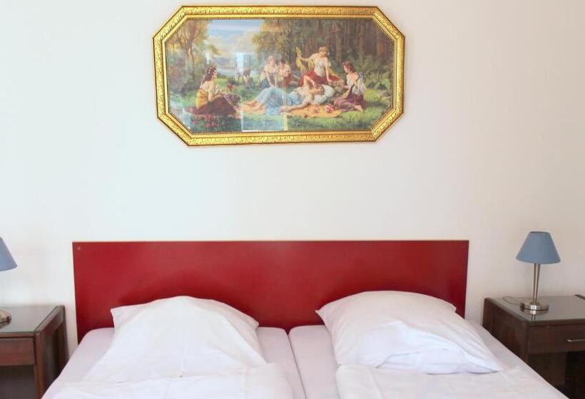 اتاق استاندارد با سرویس بهداشتی مشترک, Die Fabrik Hostel