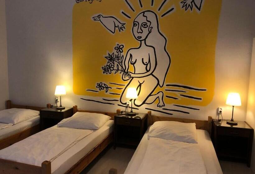 تختخواب در اتاق مشترک, Die Fabrik Hostel