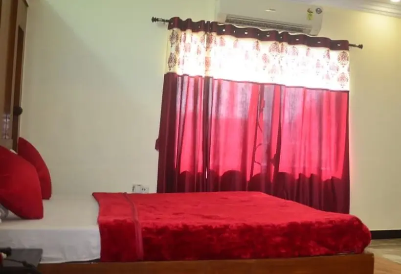 اتاق لوکس, Poonam