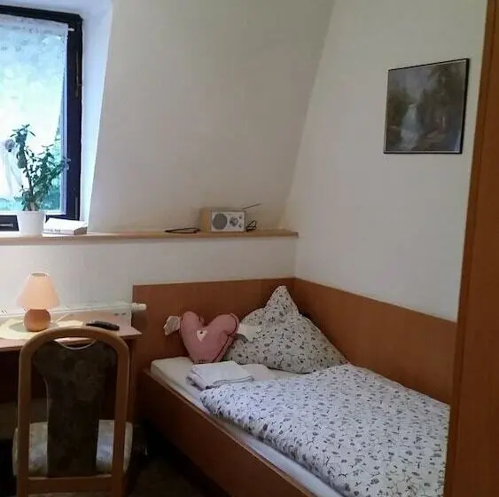 Standard Kolmen Hengen Huone, Pension Und Restaurant Die Burg
