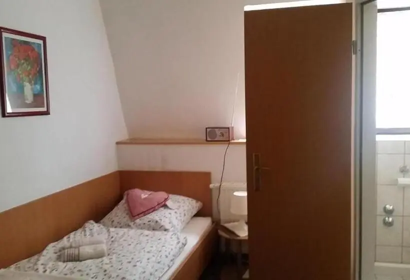 Standard Yhden Hengen Huone, Pension Und Restaurant Die Burg
