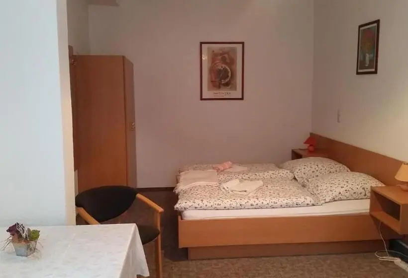 Standard Kolmen Hengen Huone, Pension Und Restaurant Die Burg