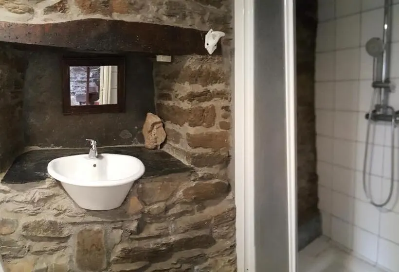 Perhehuone, Pensión Albergue A Pedra