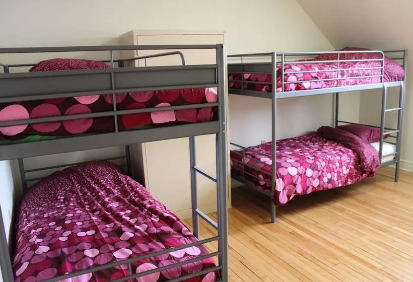 Vuode Makuusalissa, Auberge De Jeunesse Magog Orford Hostel