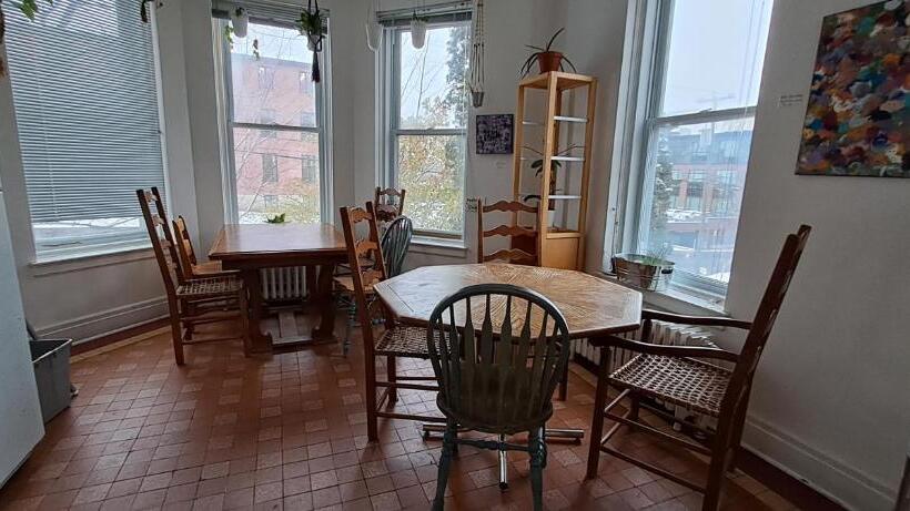 ルームシェアのワンベッド, Auberge De Jeunesse Magog Orford Hostel