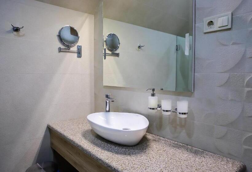 キングサイズベッドのスーペリアルーム, Madison Village