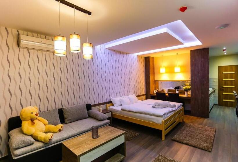 패밀리 아파트, Madison Village