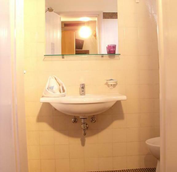 标准间, La Capinera