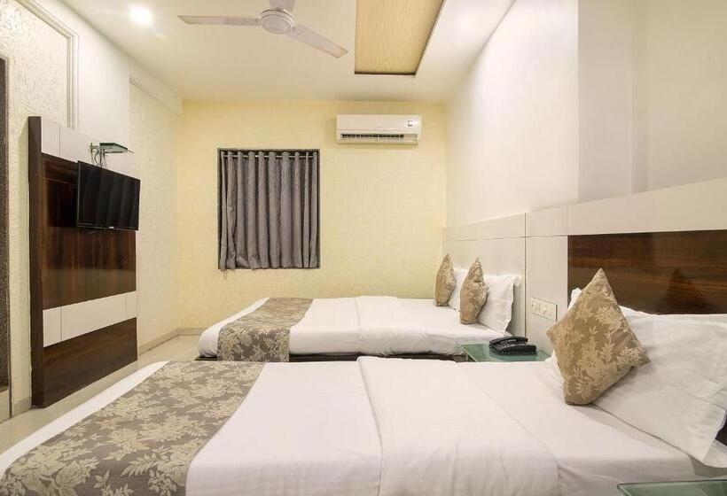 标准三人间, Satkar