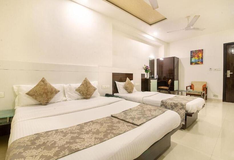 标准三人间, Satkar