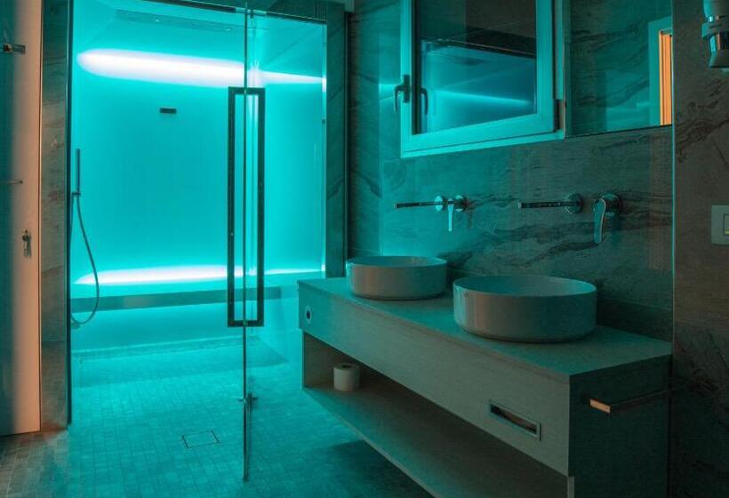 바다 전망 스위트, Savini