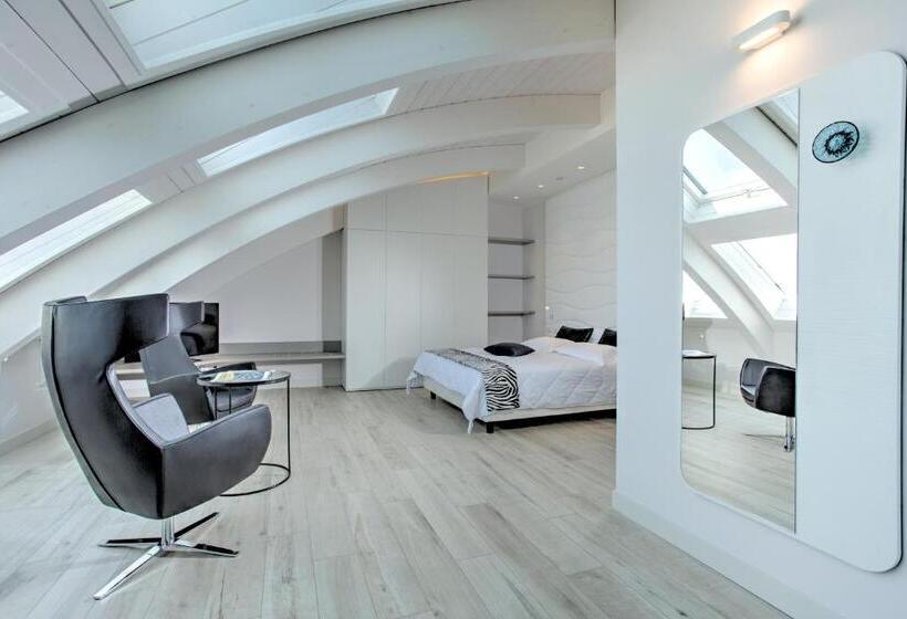 带海景的复工套房, Savini