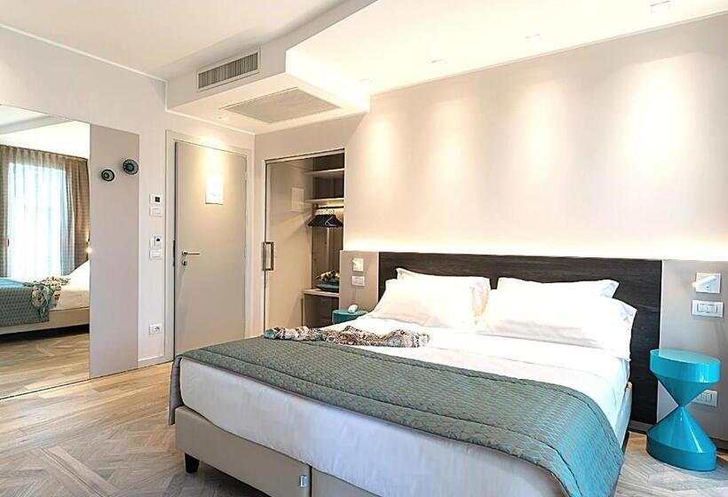 高级三人间, Savini