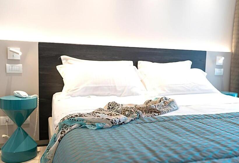 수피리어 트리플 룸, Savini