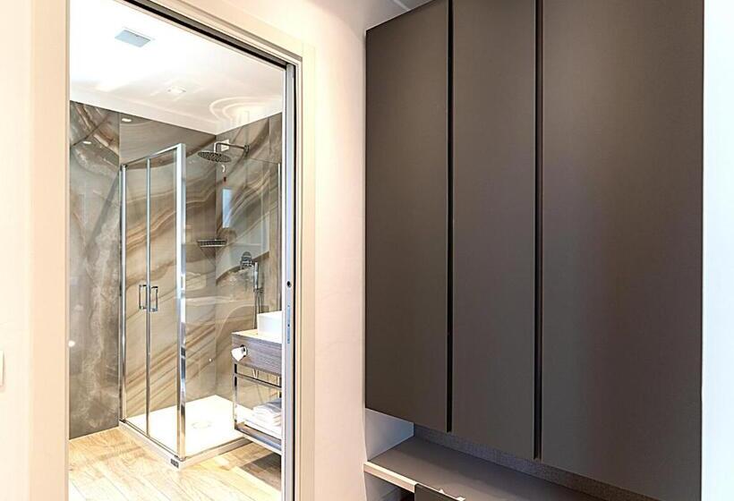 수피리어 트리플 룸, Savini