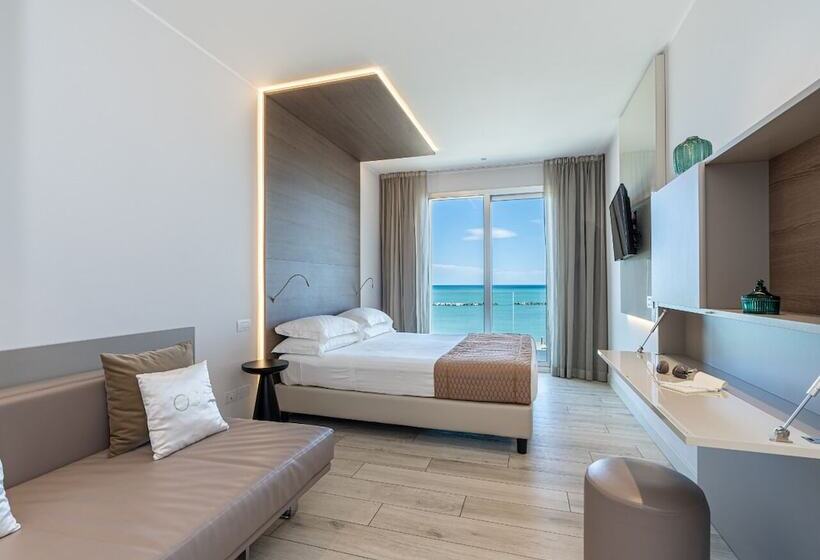 带海景标准四人间, Savini