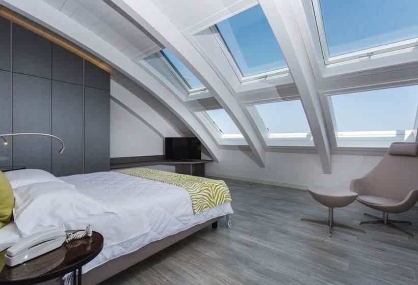 带海景的复工套房, Savini