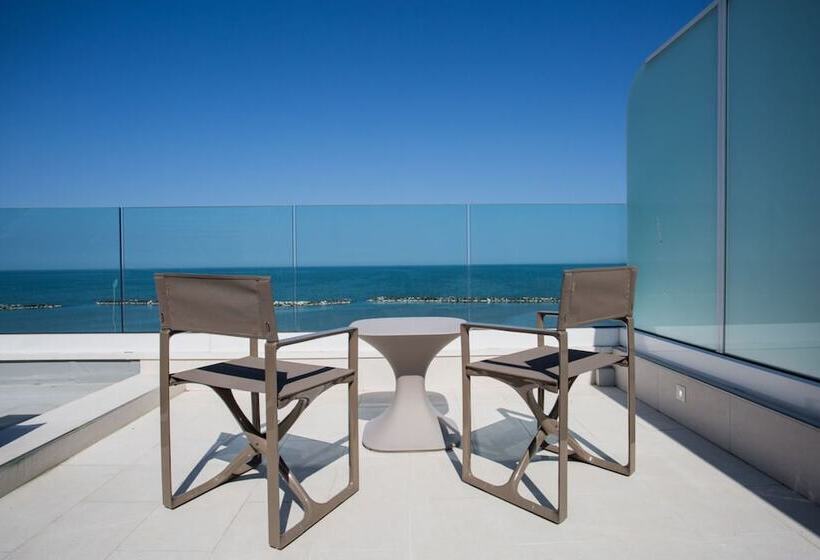 带海景的复工套房, Savini