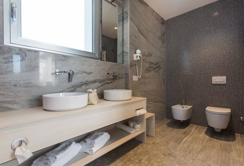 带海景的复工套房, Savini