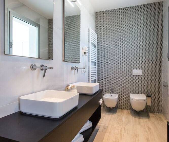 带海景的复工套房, Savini