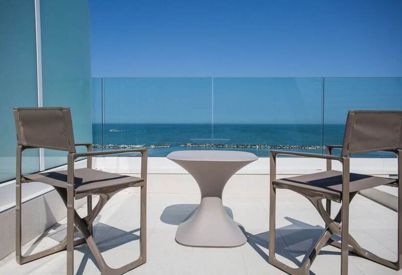 带海景的复工套房, Savini