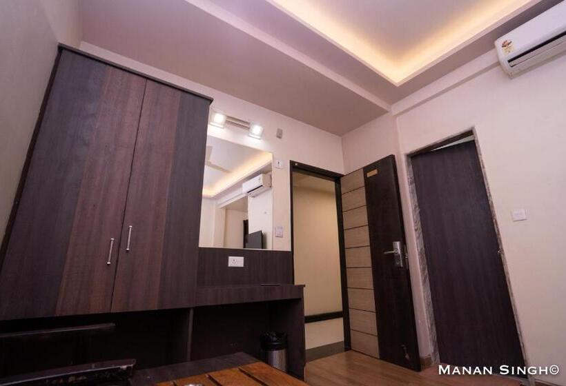 Chambre Deluxe, Samrat